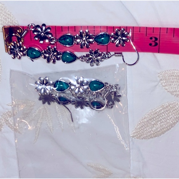 NWT Silver Flowers w/Turquoise Dangling Earrings- About 2.5” Long- Cute w/Jeans - Picture 16 of 16